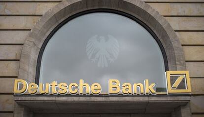 Logo de Deutsche Bank en una sucursal de la entidad en Fráncfort.