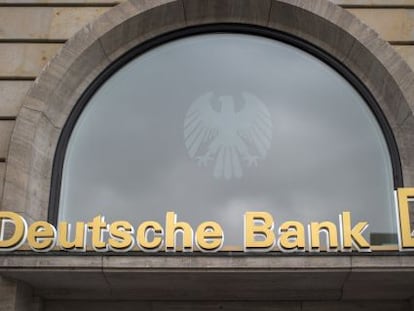 Logo de Deutsche Bank en una sucursal de la entidad en Fr&aacute;ncfort.