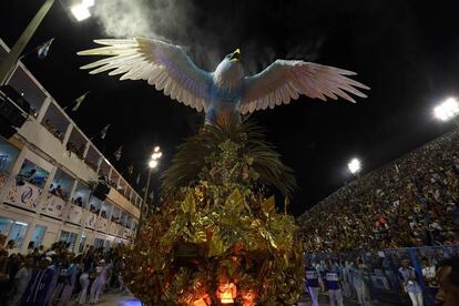 Carroza de la escuela de samba Portela, durante su desfile en el Sambódromo de Río de Janeiro, el 28 de febrero de 2017.