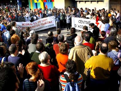 "Acampada solidaria" en la explanada del metro de Nuevo Centro