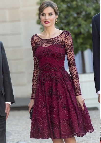 Doña Letizia, en la cena ofrecida por el presidente de Francia François Hollande en honor a los Reyes, en junio de 2015. Para la cita en el Palacio del Elíseo, la esposa de Felipe VI se decantó por un vestido en tul marsala bordado con hilo y cristal borgoña.