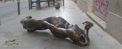 La estatua de &#039;La Paseante&#039;, decapitada.