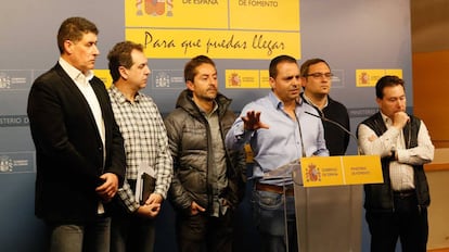 Representantes sindicales tras una de la reuniones con Fomento.