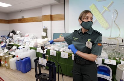 Una agente de la Guardia Civil muestra este jueves las sustancias incautadas en la operación contra el narcotráfico desarrollada en San Sebastián y Dima (Bizkaia).