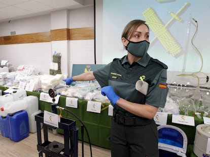 Una agente de la Guardia Civil muestra este jueves las sustancias incautadas en la operación contra el narcotráfico desarrollada en San Sebastián y Dima (Bizkaia).