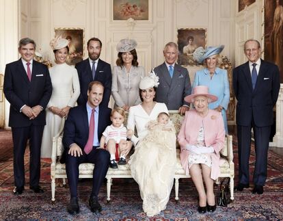 Foto de familia en el bautizo de Carlota de Cambridge. Sentados en el banco, de izquierda a derecha: Guillermo de Inglaterra, el príncipe Jorge, Kate Middleton con la princesa Carlos en brazos y la reina Isabel. Arriba, de izquierda a derecha: el abuelo materno de la pequeña, Michael Middleton; sus tíos Pippa y James Middleton; su abuela materna, Carole Middleton; su abuelo, Carlos de Inglaterra y su mujer, Camilla Parker-Bowles, y su bisabuelo paterno, el duque de Edimburgo.
