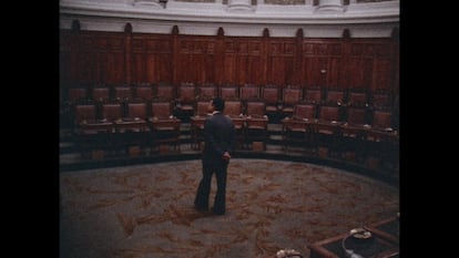 El ujier de la sala del Senado, vacía y sin uso desde el golpe.