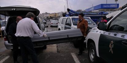 El cadáver del subsahariano encontrado en Santa Catalina es trasladado desde el puerto de Ceuta.