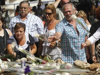 Un grupo de familiares de víctimas del accidente, en 2012. 
    
  
  
  
 