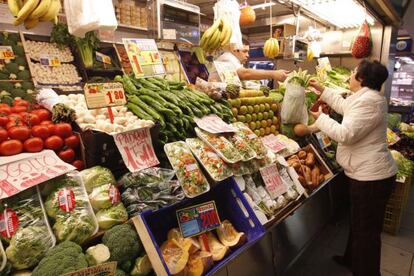 Una mujer compra fruta en un mercado madrile&ntilde;o.