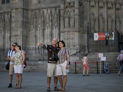 En la imagen unos turistas frente a la Catedral de Barcelona.