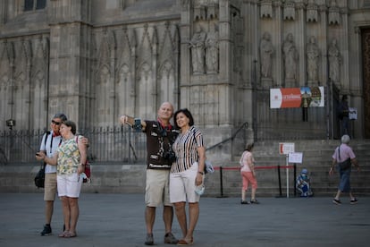 En la imagen unos turistas frente a la Catedral de Barcelona.