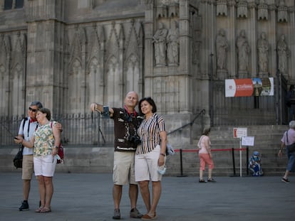 En la imagen unos turistas frente a la Catedral de Barcelona.