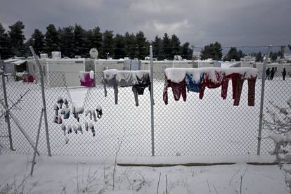 Ropa de refugiados sirios en el campo de Ritsona a 86 kilómetros de Atenas.