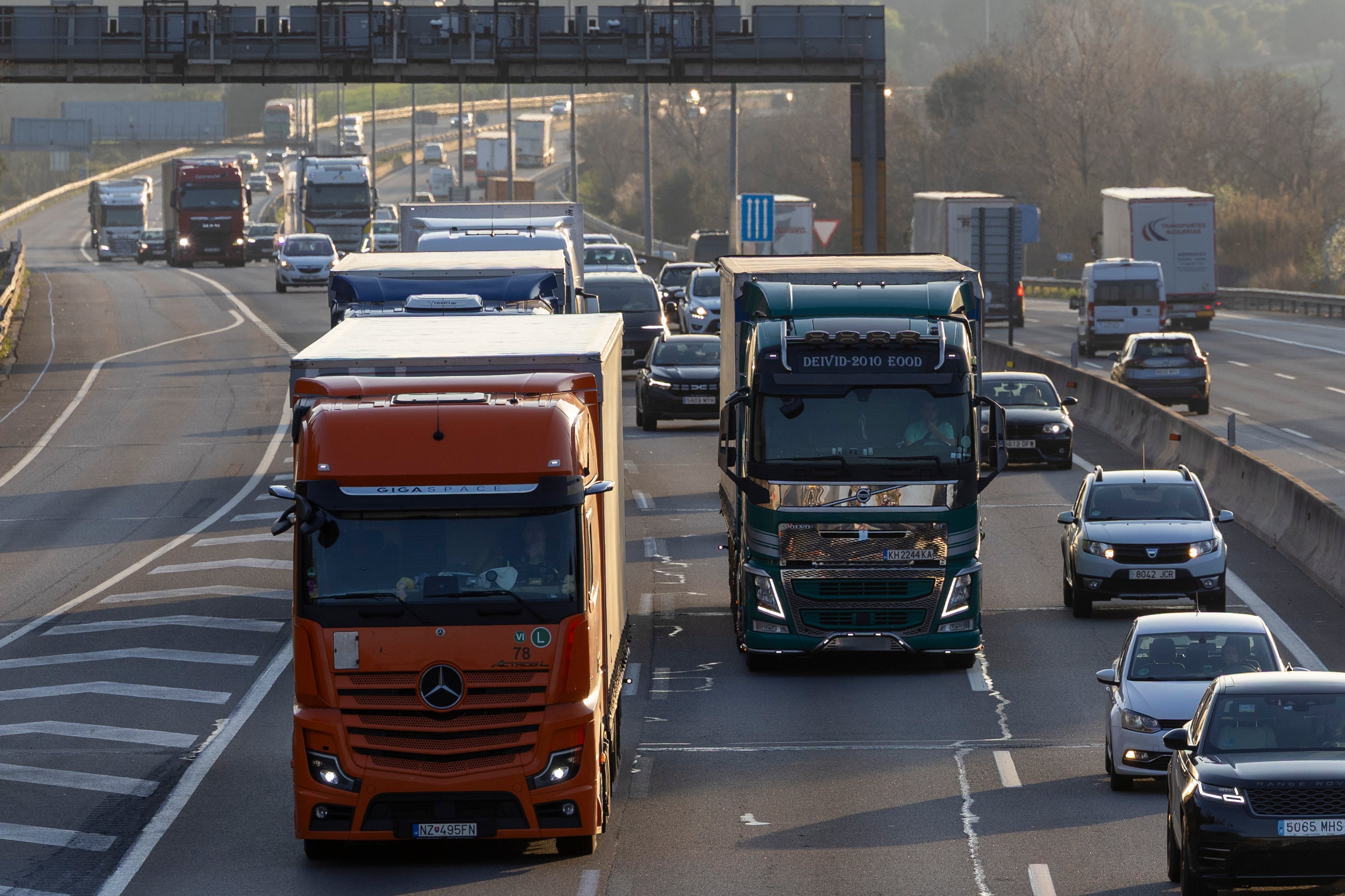 Un accidente múltiple deja nueve heridos, uno de ellos crítico, y obliga a cortar la AP-7 en El Papiol (Barcelona)