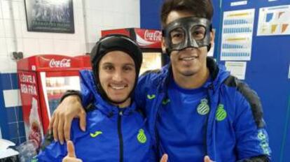 "Batman" Hernán Pérez y "Robin" Piatti con sus respectivos apósitos.