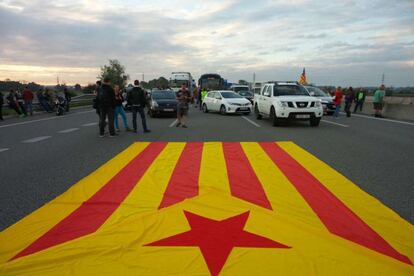 Un dels talls de carretera a Girona amb motiu de la vaga a Catalunya.