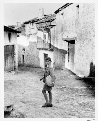 'Niño con pan en Turégano', de Gabriel Cualladó (1958). La exposición, hasta el 7 de noviembre, es el comienzo de un proyecto expositivo que se irá renovando.