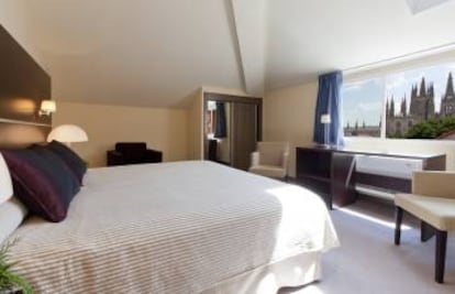 Una de las habitaciones del del hotel Palacio de los Blasones, con vistas a la catedral de Burgos.