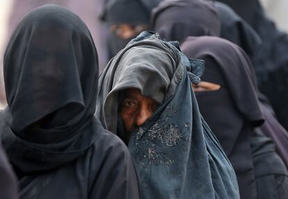 Un grupo de mujeres esperan su turno antes de ejercer su voto a la asamblea estatal, en Deoband (India).