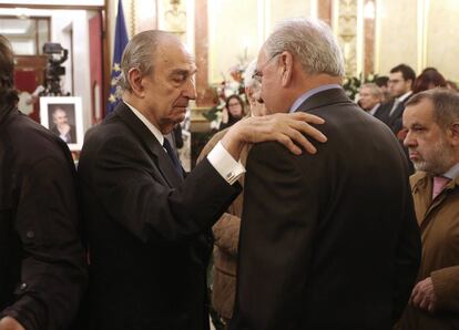 Landelino Lavilla (izquierda) y Alfonso Guerra conversan en la capilla ardiente.