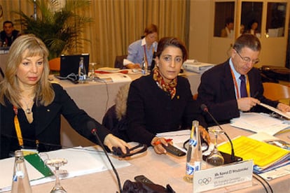 La presidenta de la Comisión, Nawal el Moutawakel, junto a Gilbert Felli y Jacqueline Barrett, en la última jornada de evaluación.