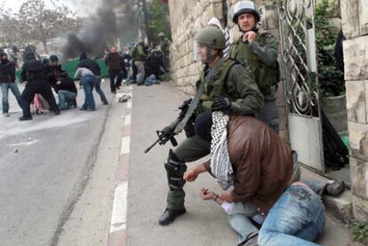 Policías israelíes detienen a manifestantes palestinos durante los disturbios registrados en Jerusalén Este.