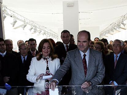 María del Mar Moreno y Manuel Chaves inauguraron ayer la exposición <i>Andalucía, todo un pueblo</i>.