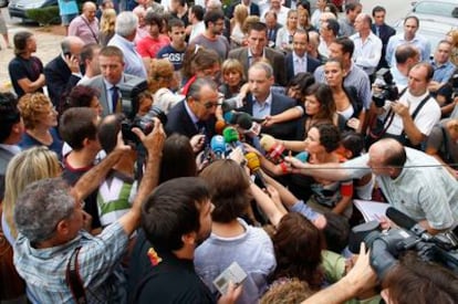 Carlos Fabra, rodeado de periodistas, a su llegada a los juzgados de Nules para declarar ante el juez.