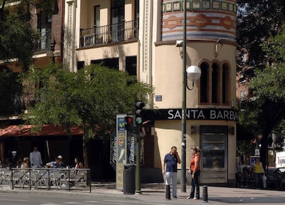 Fachada de la cervecería "Santa Barbara" en la calle de Alcalá esquina Goya.