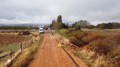 Un momento del despliegue de la red troncal soterrada en un pueblo de Castilla y León. FOTO CEDIDA POR LA EMPRESA