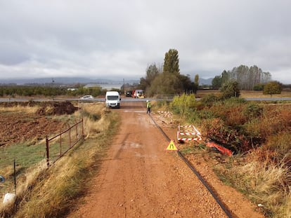 Un momento del despliegue de la red troncal soterrada en un pueblo de Castilla y León. FOTO CEDIDA POR LA EMPRESA