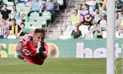 Yoel, portero del Eibar, impotente ante el remate de Jonas.