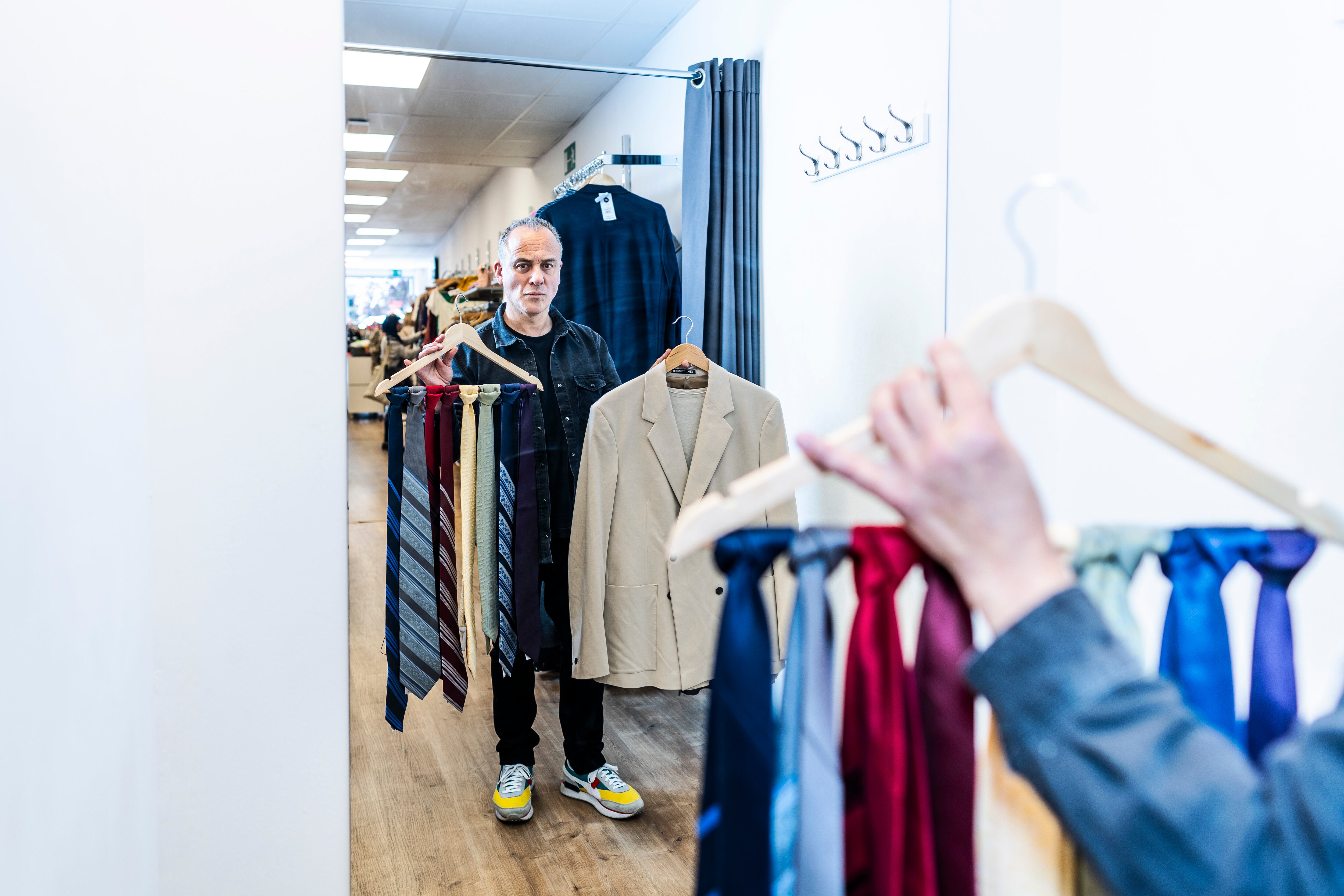 Javier Gutiérrez, en la tienda de ropa de Cáritas, en Madrid.