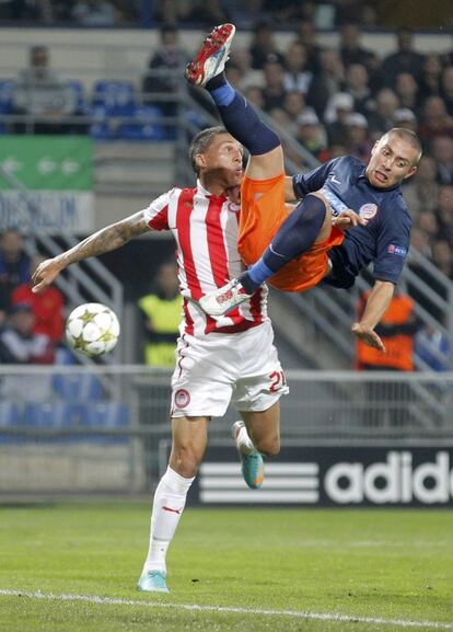 Mounier, del Montpellier, a punto de sufrir la entrada de Holebas.