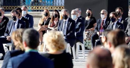 Los expresidentes del Gobierno Mariano Rajoy, José Luis Rodríguez Zapatero y José María Aznar (de izquierda a derecha), durante el homenaje a las víctimas del coronavirus.