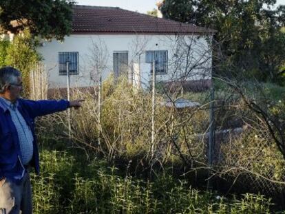 Rom&aacute;n Mo&ntilde;ino, presidente de la asociaci&oacute;n de vecinos La Arada, se&ntilde;ala la vivienda del matrimonio sevillano en la urbanizaci&oacute;n de Las Minas. 