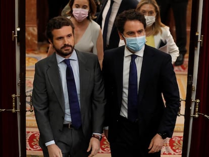 El líder del Partido Popular, Pablo Casado (a la izquierda), y el diputado popular Teodoro García Egea, entran en el hemiciclo del Congreso, el miércoles pasado.