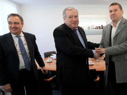 Roberto Larrañaga y Arnaldo Otegi se saludan en la sede de la patronal. 