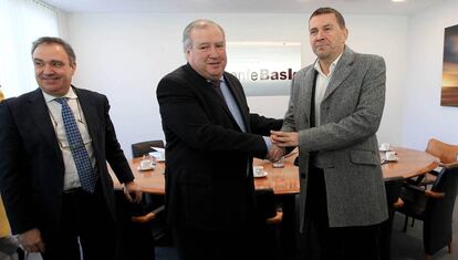 Roberto Larrañaga y Arnaldo Otegi se saludan en la sede de la patronal. 