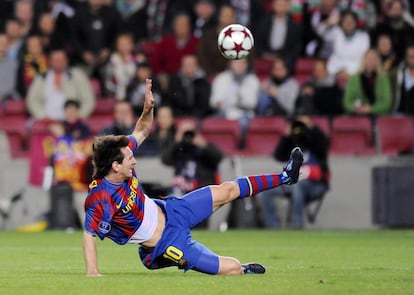 Lionel Messi falla una ocasión durante el partido de la Liga de Campeones disputado en Barcelona en 2009.