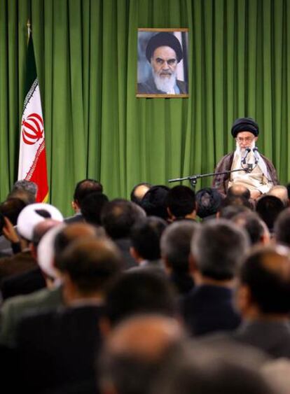 Alí Jamenei, bajo una imagen del ayatolá Jomeini, durante un encuentro con parlamentarios iraníes.