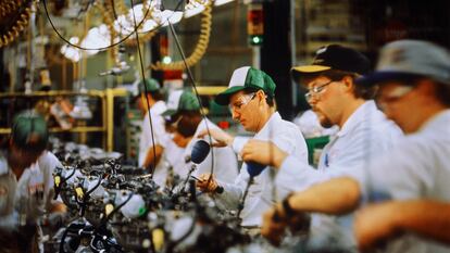 Trabajadores en una planta industrial.