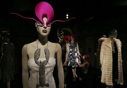 Prendas del armario personal de Isabella Blow, expuestas en la Somerset House, de Londres.