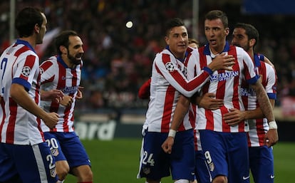 Los jugadores del Atlético de Madrid celebran el segundo gol de Mandzukic.