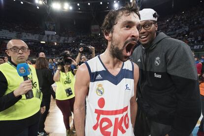 El base del Real Madrid, Sergio Llull, celebra la victoria del equipo blanco.