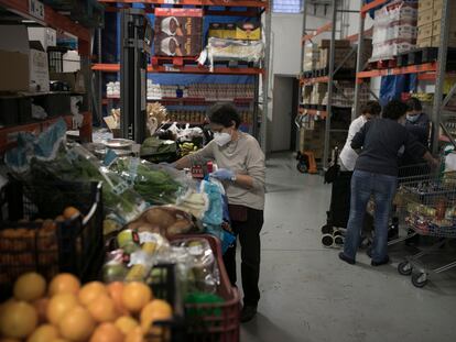 Reparto de comida de Cáritas en el barrio del Eixample.