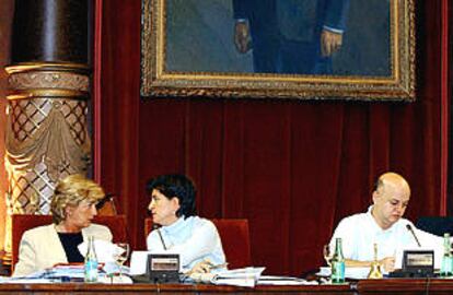 Elorza, durante el pleno, junto a las ediles populares Usandizaga y San Gil.