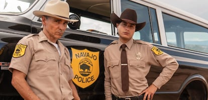 Zahn McClarnon y Kiowa Gordon como agentes tribales navajos en 'Dark Winds'