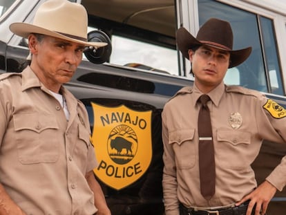 Zahn McClarnon y Kiowa Gordon como agentes tribales navajos en 'Dark Winds'